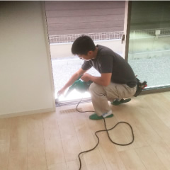 1.ブロアーにてサッシの木くずなどを取る