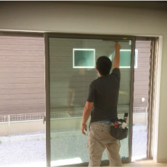 2.ガラス清掃（シャンパー及びスクイジーにて表面清掃）